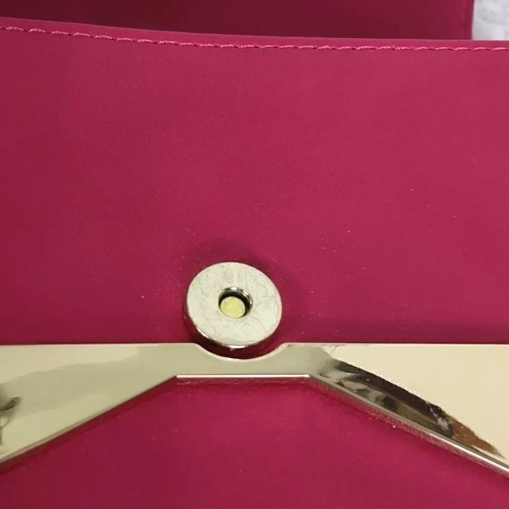 Chain Crossbody 👛 Purse - Picture 5 of 10
